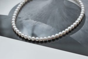 珍珠變黃還能救嗎？珠寶鑑定師揭秘珍珠保養與清潔的 3 大關鍵