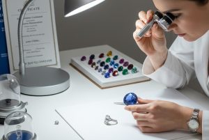 辨別寶石技巧懶人包：除了眼力，為何專業證書是珠寶鑑定的最後防線？